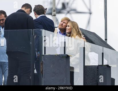 ZANDVOORT - Re Willem-Alexander e la Principessa Amalia scattano un selfie durante le qualifiche per il Gran Premio di F1 dei Paesi Bassi sul circuito di Zandvoort il 26 agosto 2023 a Zandvoort, Paesi Bassi. ANP REMKO DE WAAL Foto Stock