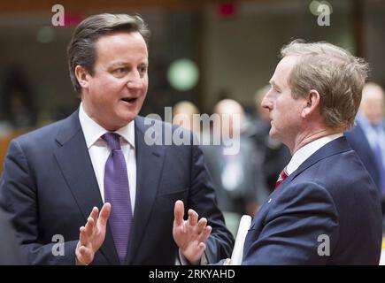 Bildnummer: 59187953 Datum: 07.02.2013 Copyright: imago/Xinhua il primo ministro britannico David Cameron parla con il primo ministro irlandese Enda Kenny durante una tavola rotonda presso la sede dell'UE a Bruxelles, capitale del Belgio, 7 febbraio 2013. Al vertice di due giorni sono stati programmati negoziati duri per il programma di bilancio settennale del blocco. (Xinhua/Thierry Monasse)(ypf) BELGIO-UE-FINANZA-BILANCIO-VERTICE PUBLICATIONxNOTxINxCHN People Politik EU Gipfel xns x0x 2013 quer premiumd 59187953 Data 07 02 2013 Copyright Imago XINHUA Gran Bretagna primi ministri David Cam Foto Stock