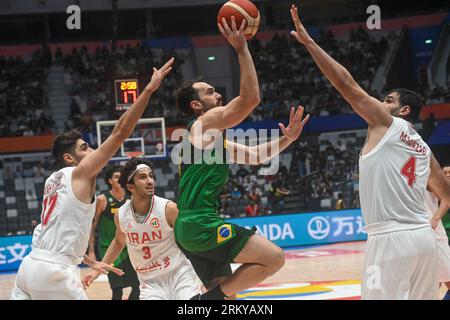 Giacarta, Indonesia. 26 agosto 2023. Vitor Benite (2° R) del Brasile affronta Meisam Mirzaei (1° R) dell'Iran durante la partita del primo turno del gruppo G tra Iran e Brasile alla Coppa del mondo FIBA 2023 a Giacarta, Indonesia, 26 agosto 2023. Crediti: Zulkarnain/Xinhua/Alamy Live News Foto Stock