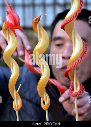 Bildnummer: 59195392  Datum: 09.02.2013  Copyright: imago/Xinhua (130209) -- ZHENGZHOU, Feb. 09, 2013 (Xinhua) -- Photo taken on Feb. 9, 2013 shows a man making candy snakes in Zhengzhou, capital of central China s Henan Province. 2013 is the Year of the Snake in the Chinese Zodiac. Chinese Zodiac is represented by 12 animals to record the years and reflect people s attributes, including the rat, ox, tiger, rabbit, dragon, snake, horse, sheep, monkey, rooster, dog and pig.(Xinhua/Wang Song) (mp) CHINA-LUNAR NEW YEAR-CHINESE ZODIAC (CN) PUBLICATIONxNOTxINxCHN Gesellschaft Kultur Frühlingsfest N Stock Photo