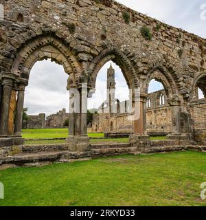 Archi in pietra medievali presso le rovine della cattedrale di St Andrews in Scozia. Foto Stock