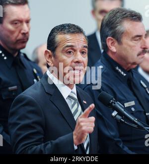 Bildnummer: 59202650  Datum: 10.02.2013  Copyright: imago/Xinhua (130211) -- LOS ANGELES, Feb. 11, 2013 (Xinhua) -- Mayor of Los Angeles Antonio Villaraigosa speaks during a news conference in Los Angeles, the Untied States, on Feb. 10, 2013. Los Angeles police Sunday announced a reward of 1 million U.S. dollars for information leading to the capture of a former officer suspected of killing three people. (Xinhua/Yang Lei) (dtf) U.S.-LOS ANGELES-DORNER-BOUNTY PUBLICATIONxNOTxINxCHN Gesellschaft people Amok Amoklauf Kopfgeld xas x0x 2013 quadrat premiumd      59202650 Date 10 02 2013 Copyright I Stock Photo