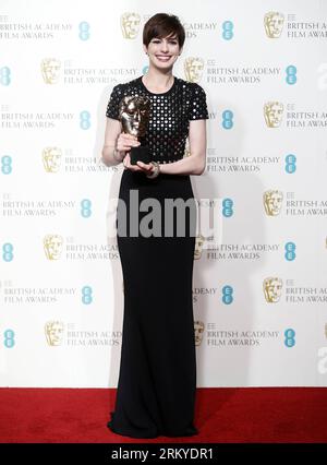 Bildnummer: 59203183 Datum: 10.02.2013 Copyright: imago/Xinhua (130211) -- LONDRA, 11 febbraio 2013 (Xinhua) -- Anne Hathaway posa con il suo Best Supporting Actress Award nella sala stampa dei BAFTA British Academy Film Awards 2013 alla Royal Opera House di Londra, Gran Bretagna, il 10 febbraio 2013. (Xinhua/Wang Lili)(ctt) BRITAIN-LONDON-FILM-BAFTA-AWARDS 2013 PUBLICATIONxNOTxINxCHN Kultur Entertainment People Film Preisträger Trophäe xas x0x 2013 Hocch Premiumd Aufmacher 59203183 Data 10 02 2013 Copyright Imago XINHUA Londra Feb 11 2013 XINHUA Anne Hathaway posa con il suo miglior actre di supporto Foto Stock