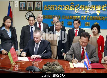 Bildnummer: 59203200 Datum: 11.02.2013 Copyright: imago/Xinhua (130211) -- PHNOM PENH, 11 febbraio 2013 (Xinhua) -- Sorn Sokna (fronte R), vicepresidente della camera di commercio cambogiana, e Mikhail Myatlikov (fronte L), presidente della camera di commercio bielorussa, firmano un accordo di cooperazione a Phnom Penh, capitale della Cambogia, l'11 febbraio 2013. La Bielorussia ha annunciato la sua ferma posizione per promuovere la cooperazione bilaterale con la Cambogia nel commercio, negli investimenti e nel turismo a vantaggio reciproco, ha affermato lunedì Vladimir Andreichenko, presidente del Parlamento bielorusso. (Xinhua/Sovannara) (syq) CAMBOGIA-PHNO Foto Stock
