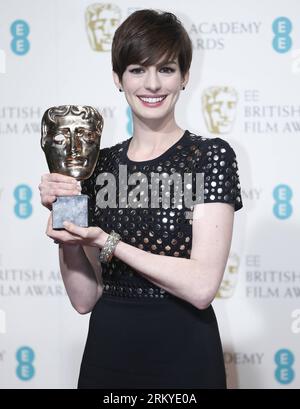 Bildnummer: 59203887 Datum: 10.02.2013 Copyright: imago/Xinhua (130211) -- LONDRA, 10 febbraio 2013 (Xinhua) -- Anne Hathaway posa con il suo Best Supporting Actress Award nella sala stampa dei BAFTA British Academy Film Awards 2013 alla Royal Opera House di Londra, Gran Bretagna, il 10 febbraio 2013. (Xinhua/Wang Lili)(ctt) BRITAIN-LONDON-FILM-BAFTA-AWARDS 2013 PUBLICATIONxNOTxINxCHN Kultur Entertainment People Film Preisträger Trophäe xas x0x 2013 hoch Aufmacher Premiumd 59203887 Data 10 02 2013 Copyright Imago XINHUA Londra Feb 10 2013 XINHUA Anne Hathaway posa con il suo miglior actre di supporto Foto Stock