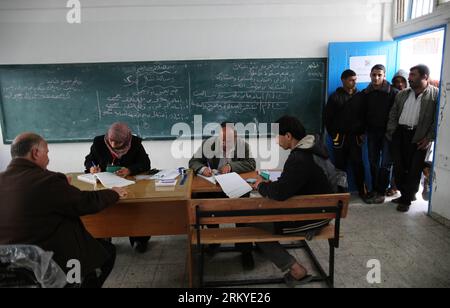 Bildnummer: 59205517 Datum: 11.02.2013 Copyright: imago/Xinhua (130211) -- GAZA, 11 febbraio 2013 (Xinhua) -- i palestinesi attendono di registrare i loro nomi in un centro di registrazione degli elettori nella città di Gaza l'11 febbraio 2013. Le stazioni di registrazione degli elettori hanno aperto lunedì nei territori palestinesi, compresa la Striscia di Gaza per la prima volta da quando il movimento islamico di Hamas ha preso il controllo dell'area nel 2007. (Xinhua/Wissam Nassar)(ctt) MIDEAST-GAZA-UPDATE-VOTER-REGISTRATION PUBLICATIONxNOTxINxCHN Gesellschaft Politik Wahl Registrierung Wählerregistrierung premiumd x2x xrj 2013 quer o0 Palästina, Palästinenser Foto Stock