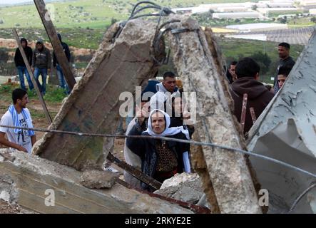 Bildnummer: 59205536  Datum: 11.02.2013  Copyright: imago/Xinhua (130211) -- HEBRON, Feb. 11, 2013 (Xinhua) -- Palestinians look over the rubble of a house destroyed by the Israeli army in the West Bank town of Beit Awa near Hebron, on Feb. 11, 2013. (Xinhua/Mamoun Wazwaz) (dtf) MIDEAST-HEBRON-CONFLICT PUBLICATIONxNOTxINxCHN Gesellschaft Westjordanland x2x xrj 2013 quer o0 Palästinenser, Schäden, Luftangriff,     59205536 Date 11 02 2013 Copyright Imago XINHUA  Hebron Feb 11 2013 XINHUA PALESTINIANS Look Over The RUBBLE of a House destroyed by The Israeli Army in The WEST Bank Town of Beit Awa Stock Photo