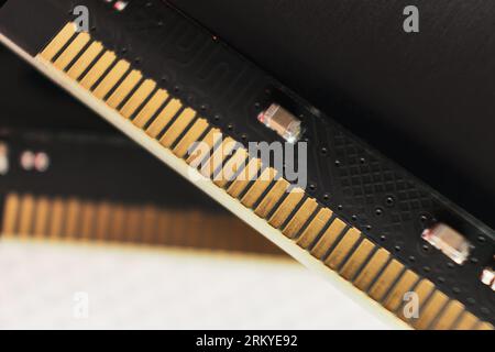 Modulo di memoria DDR4 DRAM macro di contatto elettrico dorato. Primo piano del chipset RAM del computer. Componenti hardware di memoria per PC desktop Foto Stock