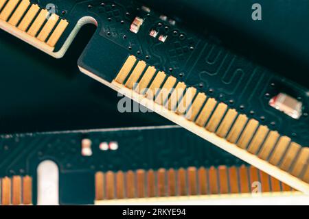 Macro dei componenti di contatto elettrico dorati del modulo di memoria DRAM DDR4. Primo piano del chip RAM del computer. Componenti di memoria per PC desktop da assemblare Foto Stock