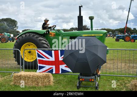 Trattore classico John Deere in mostra, Fordingbridge Steam and Vintage Fest, Hampshire, Regno Unito, 26 agosto 2023. Foto Stock