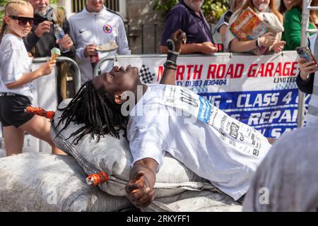 Concorrenti dopo aver terminato gli Scottish Coal Carating Championships. Gli uomini trasportano sacchi di carbone da 50 kg e le donne trasportano sacchi da 25 kg su un percorso di 1 km per le strade di Kelty in Fife Foto Stock