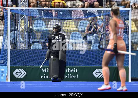 Monchengladbach, Germania. 26 agosto 2023. La portiere belga Aisling D'hooghe nella foto di una partita di hockey tra la nazionale belga dei Red Panthers e i Paesi Bassi, sabato 26 agosto 2023 a Monchengladbach, in Germania, la finale dei campionati europei femminili di hockey. I campionati EuroHockey 2023 si svolgono dal 18 al 27 agosto 2023. BELGA PHOTO DIRK WAEM Credit: Belga News Agency/Alamy Live News Foto Stock