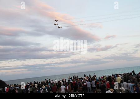 Bildnummer: 59224197 Datum: 15.02.2013 Copyright: imago/Xinhua (130215) -- NAPIER, 15 febbraio 2013 (Xinhua) -- Vintage Planes Perform during the Napier Art Deco Weekend in New Zealand 's North Island City of Napier, 15 febbraio 2013. (Xinhua/Huang Xingwei) NEW ZEALAND-NAPIER-VINTAGE PLANES PERFORMANCE PUBLICATIONxNOTxINxCHN Gesellschaft Luftfahrt Flugschau xjh x0x 2013 quer 59224197 Data 15 02 2013 Copyright Imago XINHUA Napier Feb 15 2013 XINHUA Vintage Plan Perform durante il Napier Art Deco Weekend in nuova Zelanda Nord Islanda città di Napier Feb 15 2013 XINHUA Huang Xingwei nuova Zelanda Foto Stock