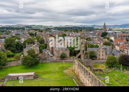 Vista aerea della città medievale di St Andrews con le sue rovine della cattedrale e del castello, la Scozia. Foto Stock