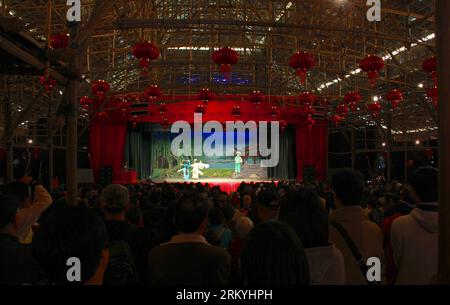 Bildnummer: 59228249  Datum: 16.02.2013  Copyright: imago/Xinhua (130216) -- HONG KONG, Feb. 16, 2013 (Xinhua) -- Citizens watch the Yuju Opera performance during the West Kowloon Bamboo Theatre 2013 in Hong Kong, south China, Feb. 16, 2013. The West Kowloon Bamboo Theatre 2013 closed here Saturday, attracting a total of around 20,000 visitors. (Xinhua/Zhang Lingling) (yxb) CHINA-HONG KONG-WEST KOWLOON THEATRE-PERFORMANCE (CN) PUBLICATIONxNOTxINxCHN Kultur x0x xmb 2013 quer      59228249 Date 16 02 2013 Copyright Imago XINHUA  Hong Kong Feb 16 2013 XINHUA Citizens Watch The Yuju Opera Performa Foto Stock