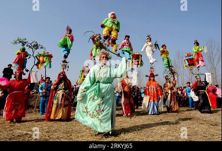 Bildnummer: 59229687 Datum: 11.02.2006 Copyright: imago/Xinhua file Photo taken on Feb. 11, 2006 mostra artisti Shehuo che mettono in scena uno spettacolo nel villaggio Xidian della contea di Songxian, nella Cina centrale nella provincia di Henan. Festival ing e Festival delle Lanterne. (Xinhua/Wang Song) (lmm) CHINA-HENAN-FOLK CUSTOM-FESTIVITY-SHEHUO PERFORMANCE (CN) PUBLICATIONxNOTxINxCHN Gesellschaft Kultur x1x xds 2006 quer 59229687 Data 11 02 2006 Copyright Imago XINHUA file foto scattata IL 11 febbraio 2006 spettacoli Shehuo Performers che mettono in scena uno spettacolo nel villaggio Xidian della contea di Songxian nella Cina centrale, nella provincia di Henan, Festival internazionale e. Foto Stock