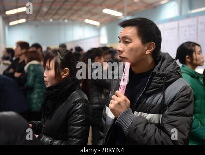 Bildnummer: 59232308 Datum: 17.02.2013 Copyright: imago/Xinhua WENLING, 17 febbraio 2013 (Xinhua) -- Job Seekers Look at employment Information at a job fair in Wenling, East China S Zhejiang Province, 17 febbraio 2013. Mentre le festività del capodanno cinese volgono al termine, le persone in cerca di lavoro e i reclutatori nelle regioni ad alta intensità di manodopera sono tornati alle fiere del lavoro. (Xinhua/Han Chuanhao) (lfj) CHINA-ZHEJIANG-JOB FAIRS (CN) PUBLICATIONxNOTxINxCHN Gesellschaft Wirtschaft Arbeitsplatz Arbeitssuche Arbeit Arbeitsamt arbeitslos Arbeitslosigkeit x0x xac 2013 quer 59232308 Data 17 02 2013 Copyright Imago XINHUA Wenlin Foto Stock