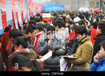 Bildnummer: 59234701  Datum: 18.02.2013  Copyright: imago/Xinhua (130218) -- SHIJIAZHUANG, Feb. 18, 2013 (Xinhua) -- Job seekers look at employment information at a job fair in Shijiazhuang, capital of north China s Hebei Province, Feb. 18, 2013. As the Chinese New Year holidays draw to a close, job seekers and recruiters in the labor-intensive regions returned to job fairs. (Xinhua/Zheng Rongxi) (zn) CHINA-NEW YEAR-JOB SEEKING (CN) PUBLICATIONxNOTxINxCHN Gesellschaft Arbeit Messe Arbeitsuche Jobbörse x0x xdd 2013 quer      59234701 Date 18 02 2013 Copyright Imago XINHUA  Shijiazhuang Feb 18 2 Stock Photo