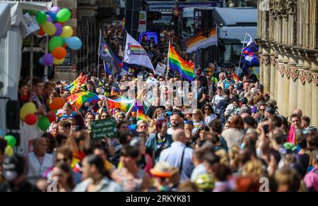 Brema, Germania. 26 agosto 2023. I partecipanti al Christopher Street Day (CSD) camminano con bandiere e striscioni attraverso la piazza del mercato. La polizia prevedeva da 10.000 a 12.000 persone per la processione di dimostrazione attraverso la città anseatica. Crediti: Focke Strangmann/dpa/Alamy Live News Foto Stock