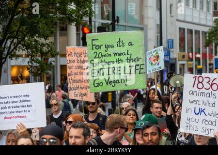 Londra, Regno Unito. Agosto 26 2023. Gli attivisti per i diritti degli animali marciano attraverso il West End a Londra. Credito: Tayfun salci / Alamy Live News Foto Stock