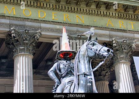 Glasgow, Scotland, UK. 26tht August, 2023. UK Weather: The duke now seems to have a permenant seagull as well as a cone must be modern art.   Sunny in the city saw locals ant tourists make the most of the city centre.  Credit Gerard Ferry/Alamy Live News Stock Photo