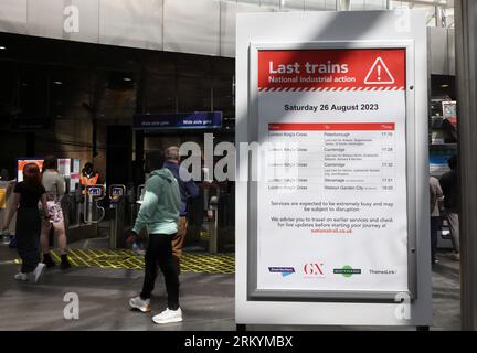 Londra, Regno Unito, 26 agosto 2023. I treni scivolano durante il fine settimana di Bank Holiday hanno colpito le persone che viaggiano per eventi importanti come il Carnevale di Notting Hill, i festival di Reading e Leeds. Circa 20 000 membri dell'unione RMT, con 14 operatori ferroviari, erano attesi ad unirsi all'azione, nella lunga disputa su retribuzioni, posti di lavoro e condizioni. Credito : Monica Wells/Alamy Live News Foto Stock