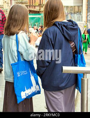 Glasgow, Scozia, Regno Unito. 26 agosto 2023. Meteo del Regno Unito: Università straniera di glasgow studenti che pubblicizzano il fatto. Il sole della città ha visto la gente del posto e i turisti sfruttare al meglio il centro della città. Credit Gerard Ferry/Alamy Live News Foto Stock