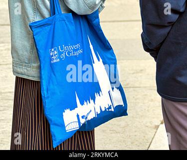 Glasgow, Scozia, Regno Unito. 26 agosto 2023. Meteo del Regno Unito: Università straniera di glasgow studenti che pubblicizzano il fatto. Il sole della città ha visto la gente del posto e i turisti sfruttare al meglio il centro della città. Credit Gerard Ferry/Alamy Live News Foto Stock