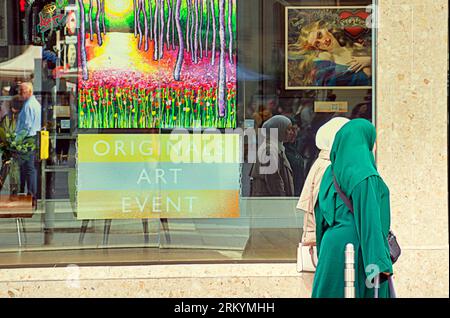 Glasgow, Scozia, Regno Unito. 26 agosto 2023. Tempo nel Regno Unito: Il sole della città ha visto la gente del posto e i turisti sfruttare al meglio il centro della città. Credit Gerard Ferry/Alamy Live News Foto Stock