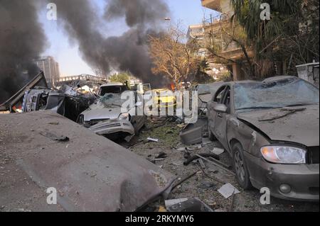 Bildnummer: 59253328 Datum: 21.02.2013 Copyright: imago/Xinhua (130221) -- DAMASCO, 21 febbraio 2013 (Xinhua) -- Un'immagine pubblicata dalla Syrian Arab News Agency (sana) mostra auto danneggiate dopo un'esplosione a Damasco, Siria, 21 febbraio 2013. Una grande esplosione ha scosso un'intersezione molto trafficata nella capitale Damasco giovedì vicino alla sede centrale del partito al-Baath, lasciando un numero imprecisato di vittime, testimoni e rapporti. (Xinhua/sana)(wjd) SYRIA-DAMASCO-BLAST PUBLICATIONxNOTxINxCHN Gesellschaft Politik Anschlag Explosion Syrien Bombenexplosion Bombenanschlag Bürgerkrieg A. Foto Stock