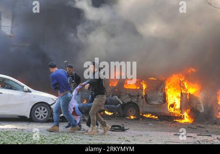 Bildnummer: 59253327 Datum: 21.02.2013 Copyright: imago/Xinhua (130221) -- DAMASCO, 21 febbraio 2013 (Xinhua) -- Un'immagine pubblicata dalla Syrian Arab News Agency (sana) mostra il trasferimento dei feriti dopo un'esplosione a Damasco, in Siria, 21 febbraio 2013. Una grande esplosione ha scosso un'intersezione molto trafficata nella capitale Damasco giovedì vicino alla sede centrale del partito al-Baath, lasciando un numero imprecisato di vittime, testimoni e rapporti. (Xinhua/sana)(wjd) SYRIA-DAMASCO-BLAST PUBLICATIONxNOTxINxCHN Gesellschaft Politik Anschlag Explosion Syrien Bombenexplosion Bombenanschlag B. Foto Stock