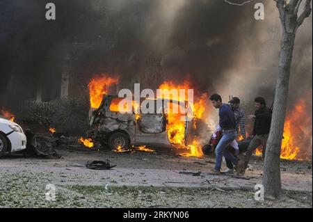 Bildnummer: 59253658 Datum: 21.02.2013 Copyright: imago/Xinhua (130221) -- DAMASCO, 21 febbraio 2013 (Xinhua) -- Un'immagine pubblicata dalla Syrian Arab News Agency (sana) mostra i siriani che trasportano un uomo ferito dopo un'esplosione a Damasco, in Siria, 21 febbraio 2013. Almeno 16 sono stati uccisi e altri 208 feriti giovedì quando un autobombardiere suicida si è fatto esplodere in un trafficato incrocio vicino al quartier generale del partito al-Baath in un distretto centrale della capitale Damasco, hanno riferito i media statali. (Xinhua/sana)(wjd) SYRIA-DAMASCO-BLAST PUBLICATIONxNOTxINxCHN Gesellschaft Politi Foto Stock