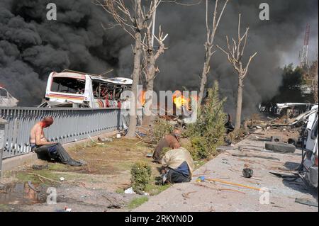 Bildnummer: 59253656 Datum: 21.02.2013 Copyright: imago/Xinhua (130221) -- DAMASCO, 21 febbraio 2013 (Xinhua) -- Un'immagine pubblicata dalla Syrian Arab News Agency (sana) mostra i siriani feriti dopo un'esplosione a Damasco, in Siria, 21 febbraio 2013. Almeno 16 sono stati uccisi e altri 208 feriti giovedì quando un autobombardiere suicida si è fatto esplodere in un trafficato incrocio vicino al quartier generale del partito al-Baath in un distretto centrale della capitale Damasco, hanno riferito i media statali. (Xinhua/sana)(wjd) SYRIA-DAMASCO-BLAST PUBLICATIONxNOTxINxCHN Gesellschaft Politik Anschlag Explo Foto Stock
