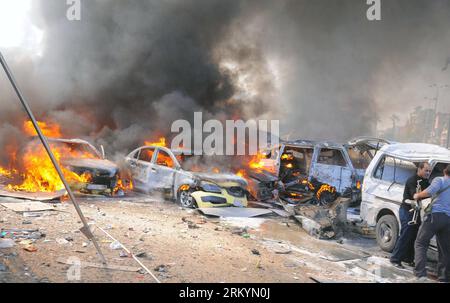 Bildnummer: 59253329 Datum: 21.02.2013 Copyright: imago/Xinhua (130221) -- DAMASCO, 21 febbraio 2013 (Xinhua) -- Un'immagine pubblicata dalla Syrian Arab News Agency (sana) mostra auto in fiamme dopo un'esplosione a Damasco, Siria, 21 febbraio 2013. Una grande esplosione ha scosso un'intersezione molto trafficata nella capitale Damasco giovedì vicino alla sede centrale del partito al-Baath, lasciando un numero imprecisato di vittime, testimoni e rapporti. (Xinhua/sana)(wjd) SYRIA-DAMASCO-BLAST PUBLICATIONxNOTxINxCHN Gesellschaft Politik Anschlag Explosion Syrien Bombenexplosion Bombenanschlag Bürgerkrieg A. Foto Stock