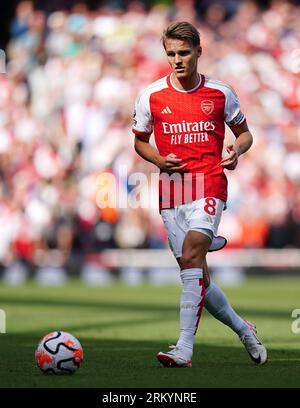 Martin Odegaard dell'Arsenal in azione durante la partita di Premier League all'Emirates Stadium di Londra. Data foto: Sabato 26 agosto 2023. Foto Stock