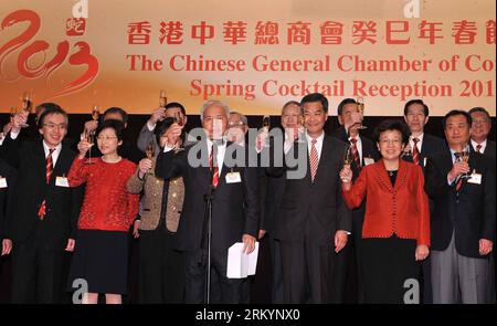 Bildnummer: 59260197 Datum: 22.02.2013 Copyright: imago/Xinhua (130222) -- HONG KONG, 22 febbraio 2013 (Xinhua) -- Hong Kong Special Administrative Region Chief Executive Leung Chun-Ying (3rd R front), Carrie Lam Cheng Yuet-ngor (2nd L front), Chief Secretary for Administration of Hong Kong SAR, e gli altri ospiti partecipano al cocktail di benvenuto primaverile tenuto dalla camera di commercio generale Cinese (CGCC) a Hong Kong, Cina meridionale, 22 febbraio 2013.(Xinhua) (zkr) CINA-HONG KONG-LEUNG CHUN-YING-CGCC-RECEPTION(CN) PUBLICATIONxNOTxINxCHN Politik People x0x xac 2013 quer 59260197 Data 22 02 2013 Copyri Foto Stock