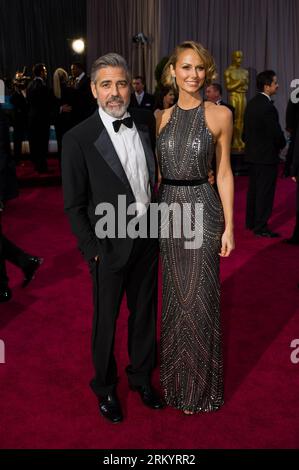 Bildnummer: 59267187  Datum: 24.02.2013  Copyright: imago/Xinhua LOS ANGELES, Actress Stacy Keibler and actor George Clooney arrive at the Oscars at the Dolby Theatre in Hollywood, California on Feb. 24, 2013. (Xinhua/Bryan Crowe) (yy) US-HOLLYWOOD-OSCAR-ACADEMY AWARDS PUBLICATIONxNOTxINxCHN Kultur Entertainment People Film 85. Annual Academy Awards Oscar Oscars Hollywood xas x1x 2013 hoch Aufmacher premiumd o0 Familie, privat, frau     59267187 Date 24 02 2013 Copyright Imago XINHUA Los Angeles actress Stacy Keibler and Actor George Clooney Arrive AT The Oscars AT The Dolby Theatre in Hollywo Stock Photo