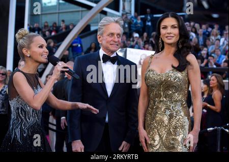 Bildnummer: 59266531 Datum: 24.02.2013 Copyright: imago/Xinhua LOS ANGELES, l'attore Michael Douglas (C) arriva con sua moglie Catherine Zeta-Jones (R) agli Oscar al Dolby Theatre di Hollywood, California il 24 febbraio 2013. (Xinhua/Matt Brown) (yy) US-HOLLYWOOD-OSCAR-ACADEMY AWARDS PUBLICATIONxNOTxINxCHN Kultur Entertainment People Film 85. Oscar Oscar Oscar Oscar Hollywood xas x1x 2013 quer Aufmacher prima assoluta o0 Familie, privat, frau 59266531 Data 24 02 2013 Copyright Imago XINHUA Los Angeles l'attore Michael Douglas C arriva con sua moglie Catherine Zeta Jones r ALL'Oscar Foto Stock