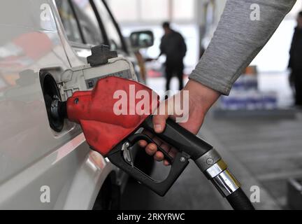 Bildnummer: 59266573 Datum: 24.02.2013 Copyright: imago/Xinhua BEIJING, Un uomo rifornisce un'auto in una stazione di servizio a Pechino, capitale della Cina, 24 febbraio 2013. Il prezzo al dettaglio di riferimento della benzina sarà aumentato di 0,22 yuan al litro e del diesel di 0,25 yuan al litro, annunciato dalla Commissione nazionale per lo sviluppo e la riforma (NDRC) il 24 febbraio, rendendolo il primo adeguamento del prezzo del petrolio nel 2013. (Xinhua/li Wen) (lmm) CHINA-ENERGY-OIL PRICE-RISE (CN) PUBLICATIONxNOTxINxCHN Wirtschaft Tankstelle xas x0x 2013 quer premiumd 59266573 Data 24 02 2013 Copyright Imago XINHUA Beijing a Man Refuel a Car Foto Stock