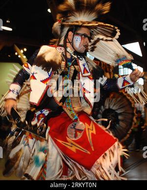 Bildnummer: 59267702 Datum: 24.02.2013 Copyright: imago/Xinhua VANCOUVER, an Aboriginal man balla al Native Indian Pow Wow come parte dell'annuale Talking Stick Aboriginal Arts Festival a Vancouver, Canada il 24 febbraio 2013. Il Talking Stick Festival è una celebrazione di due settimane che mira a preservare e promuovere le forme linguistiche, culturali e artistiche delle prime Nazioni sviluppando e presentando le tradizioni aborigene di musica, danza e narrazione in modo contemporaneo e divertente. (Xinhua/Sergei Bachlakov) (bxq) CANADA-VANCOUVER-POW WOW PUBLICATIONxNOTxINxCHN Gesellschaft Kult Foto Stock