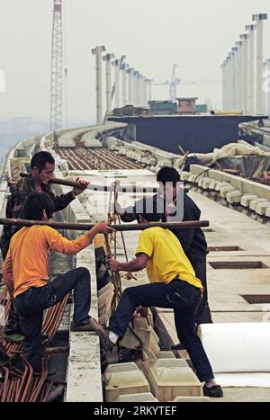 Bildnummer: 59273249 Datum: 20.02.2013 Copyright: imago/Xinhua SHANGYU, Feb. 20, 2013 -- foto del file scattata il 20 ottobre 2011 mostra i lavoratori edili che lavorano nella stazione ferroviaria di Shaoxing della ferrovia ad alta velocità Hangzhou-Ningbo a Shaoxing, nella provincia dello Zhejiang nella Cina orientale. Progettata a una velocità massima di 350 km/h, la ferrovia ad alta velocità Hangzhou-Ningbo di 150 km che collega Hangzhou e Ningbo, due città hub dello Zhejiang, ridurrà il tempo di percorrenza a 36 minuti quando sarà messa in funzione il 2013 luglio, come previsto. (Xinhua/Tan Jin) (cxy) CHINA-ZHEJIANG-HANGZHOU-NINGBO-HIGH-SPEED Foto Stock