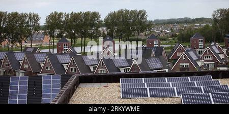 Bildnummer: 59282130  Datum: 11.05.2012  Copyright: imago/Xinhua BRUSSELS -- File photo taken on May. 11, 2012 shows houses equipped with solar panels in the city of the Sun community in Heerhugowarrd, north of Amsterdam, capital of the Netherlands. The European Commission launched an anti-dumping investigation into imports of solar glass from China in Brussels, capital of Belgium, Feb. 28, 2013. The initiation is based on a complaint lodged by the association EU ProSun Glass, which claims solar glass from China is being dumped in the EU at prices below market value and causing material injury Stock Photo