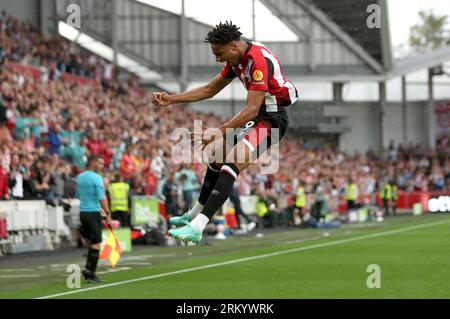 Kevin Schade di Brentford (celebra il primo gol della loro squadra durante la partita di Premier League al Gtech Community Stadium di Londra. Data foto: Sabato 26 agosto 2023. Foto Stock