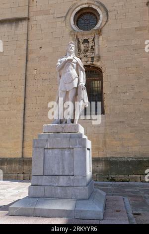 Statua del re Alfonso II di Víctor Hevia presso la Cattedrale metropolitana di San Salvador di Oviedo, Oviedo, Asturias, Spagna, Europa Foto Stock