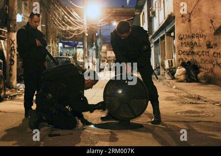 Bildnummer: 59295817  Datum: 03.03.2013  Copyright: imago/Xinhua (130303) -- RIO DE JANEIRO, March 3, 2013 (Xinhua) -- Soldiers take part in a special operation at the Caju favela in northern Rio de Janeiro, Brazil, on March 3, 2013. A thousand agents of the Civil and Military Police, 200 Navy agents and at least one helicopter took part in the operation to expel drug traffickers from the area, according to the local press. (Xinhua/AGENCIA ESTADO) BRAZIL OUT BRAZIL-RIO DE JANEIRO-OPERATION PUBLICATIONxNOTxINxCHN Gesellschaft BRA Razzia Drogenrazzia Slum Militär Soldat xns x0x 2013 quer premium Stock Photo