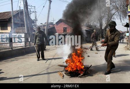 Bildnummer: 59302555 Datum: 04.03.2013 Copyright: imago/Xinhua un poliziotto indiano cerca di rimuovere una gomma in fiamme da una strada dopo le proteste a Srinagar, capitale estiva del Kashmir controllato dagli indiani, 5 marzo 2013. La tensione ha afferrato le aree a maggioranza musulmana del Kashmir controllato dagli indiani il 4 marzo a seguito della morte di uno studente del Kashmir nello stato indiano dell'Andhra Pradesh. (Xinhua/Javed Dar)(zjl) KASHMIR-SRINAGAR-TENSION-STUDENT-DEATH PUBLICATIONxNOTxINxCHN Gesellschaft protesta Ausschreitungen Polizei xjh x0x premiumd 2013 quer 59302555 Data 04 03 2013 Copyright Imago XINHUA to Indian Policem Foto Stock