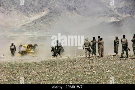 Bildnummer: 59303559 Datum: 05.03.2013 Copyright: imago/Xinhua (130305) -- KABUL, 5 marzo 2013 (Xinhua) -- soldati dell'esercito nazionale afghano sparano un proiettile d'artiglieria durante un'esercitazione militare nella provincia di Laghman, nell'Afghanistan orientale, il 5 marzo 2013. Il governo afghano e la missione di formazione della NATO in Afghanistan (NTM-A) hanno intensificato gli sforzi per addestrare e equipaggiare l'esercito e la polizia afghani per assumere la piena leadership dei propri compiti di sicurezza. (Xinhua/Sapay) (zjl) AFGHANISTAN-LAGHMAN-ESERCITAZIONE MILITARE PUBLICATIONxNOTxINxCHN Gesellschaft Politik Militär Armee Manöver Übung premiumd x0x xmb 2013 q Foto Stock