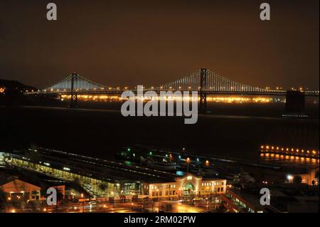 Bildnummer: 59309199  Datum: 05.03.2013  Copyright: imago/Xinhua SAN FRANCISCO -- Photo taken on March 5, 2013 shows the San Francisco-Oakland Bay Bridge illuminated by some 25,000 LED lights in San Francisco, the United States. A lighted art display named Bay Lights will decorate the San Francisco-Oakland Bay Bridge every night for the next two years. (Xinhua/Liu Yilin) (lyx) U.S.-SAN FRANCISCO-BAY BRIDGE-BAY LIGHTS PUBLICATIONxNOTxINxCHN Gesellschaft Brücke Beleuchtung Kunst Installation x0x xdd 2013 quer     59309199 Date 05 03 2013 Copyright Imago XINHUA San Francisco Photo Taken ON March Stock Photo