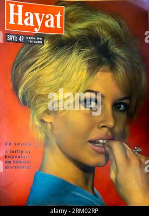 HAYAT copertina della rivista turca lifestyle con l'attrice francese Brigitte Bardot - 1964 Foto Stock