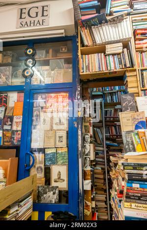 EGE Sahaf bookxtore in un passaggio in Beyoğlu, İstanbul, Türkiye. Pile di libri di seconda mano sistemati in modo caotico all'interno del negozio, libri impilati Foto Stock